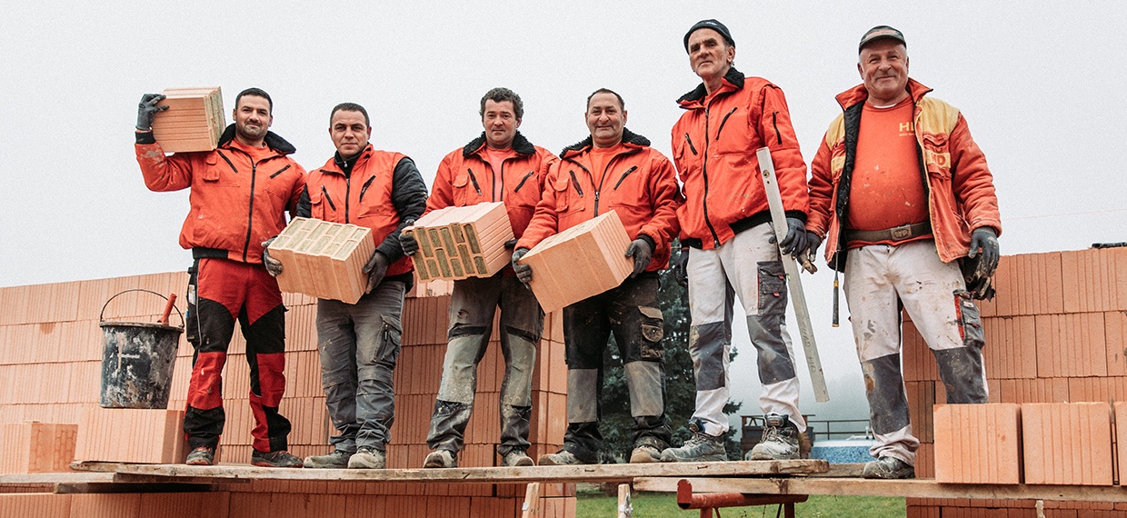 Das Erdgeschoss wird gemauert Das Erdgeschoss wird gemauert