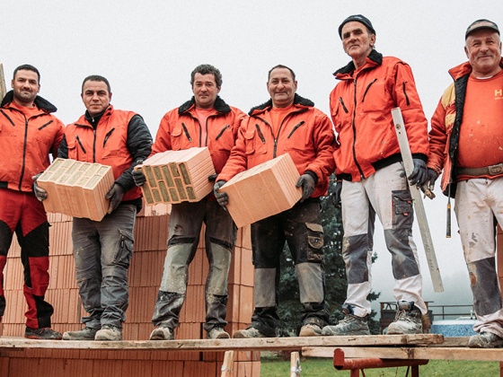 Das Erdgeschoss wird gemauert Das Erdgeschoss wird gemauert